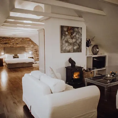 Courtyard * トラリー