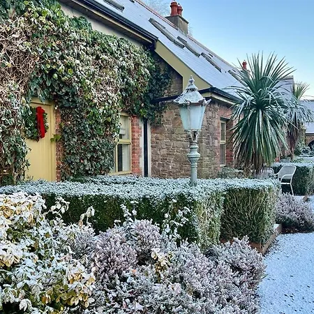 Courtyard Semesterbostad *