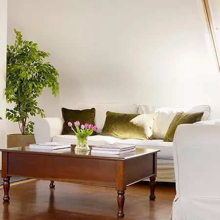 Courtyard * טראלי